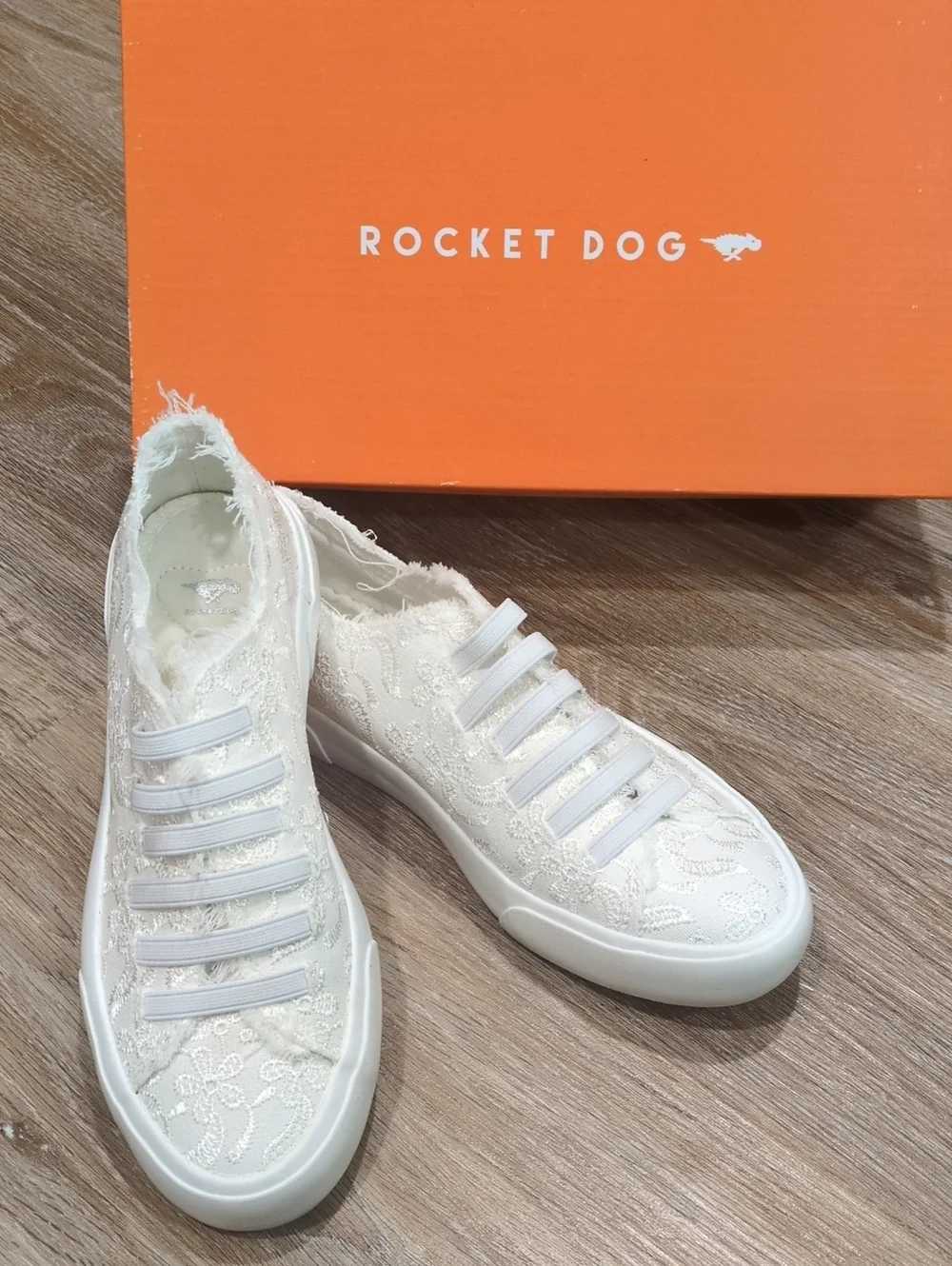 👟❤️😎NIB Rocket Dog Cream/White Lace Slip-On Sneakers Women's size 6.5👟❤️😎